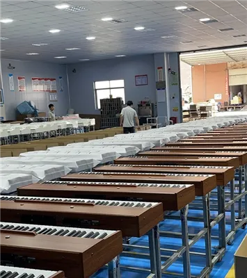 Ujak igra električni klavir dok prodaje povrće.